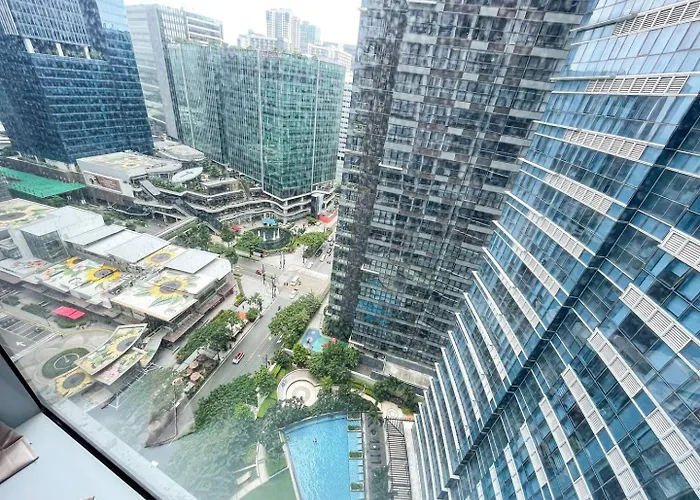 Bgc Facing Mitsukoshi Mall #upt122g Holiday home