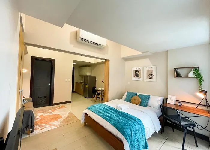 Bgc Facing Mitsukoshi Mall #upt122g Holiday home